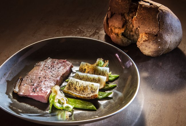 Roastbeef mit Salzsellerie, breiten Bohnen und Portwein-Jus