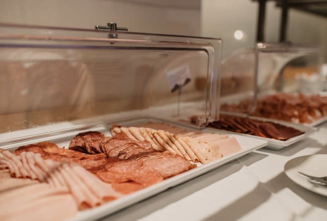 Wurstplatte am Frühstücksbuffet