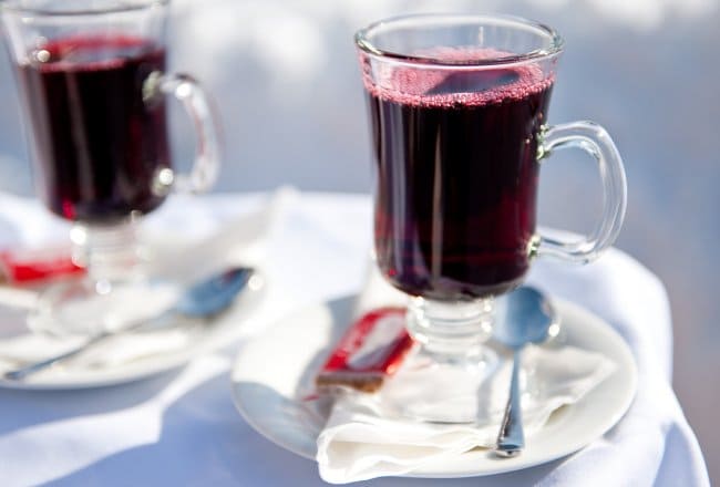 Glühwein im Winterurlaub