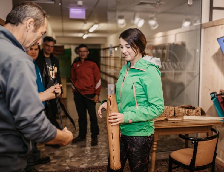 Ausgabe der Ausrüstung für das Bbogenschießen