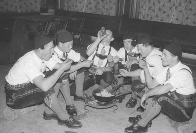 Schuhplattlergruppe beim Bacher