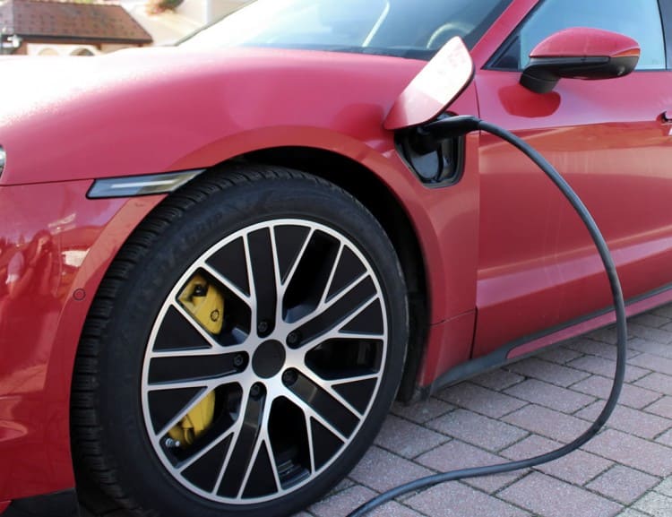 E-Ladestation für Elektroautos am Parkplatz