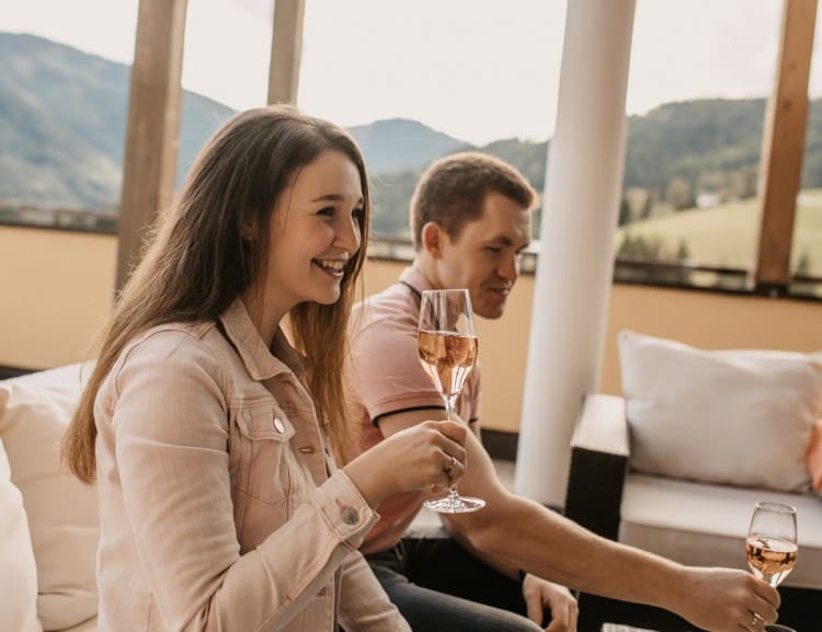 Sekt trinken auf der Terrasse