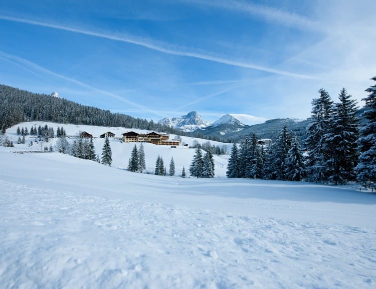 Tief verschneit ist das Hotel im Winterurlaub in Filzmoos