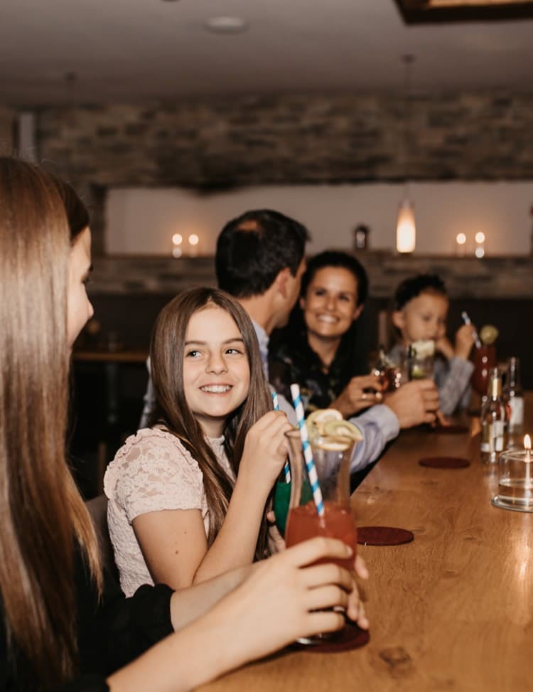 Einen Cocktail an der Bar trinken. © Selina Flasch Photography