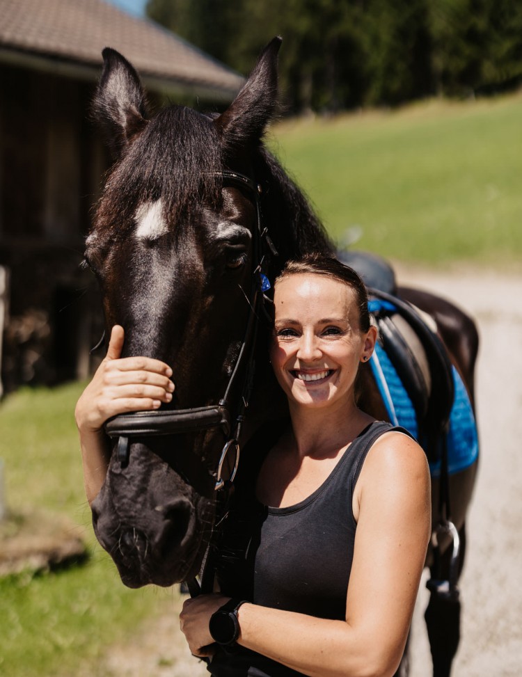 Geli betreut den Reitbetrieb.  © Selina Flasch Photography