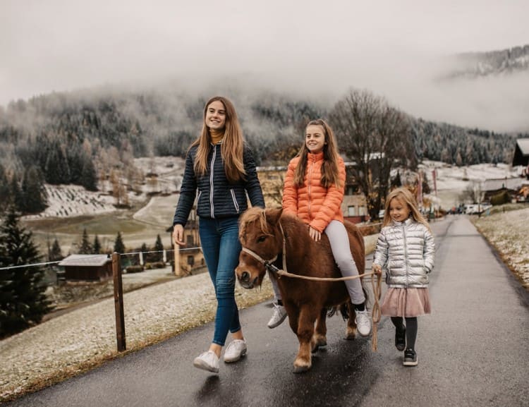 Spaziergang mit Nelly, unserem Zwergpony © Selina Flasch Photography