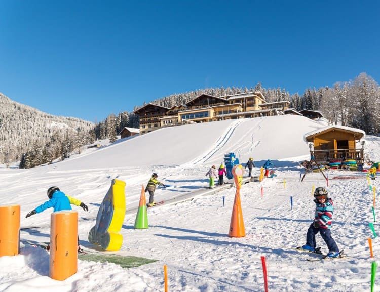 Skikurse direkt am Haus für die Skizwergerl © Klaus Bauer