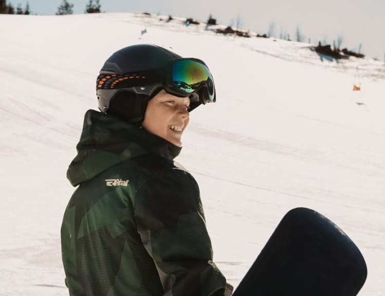 Snowboarder mit Helm © Selina Flasch Photography