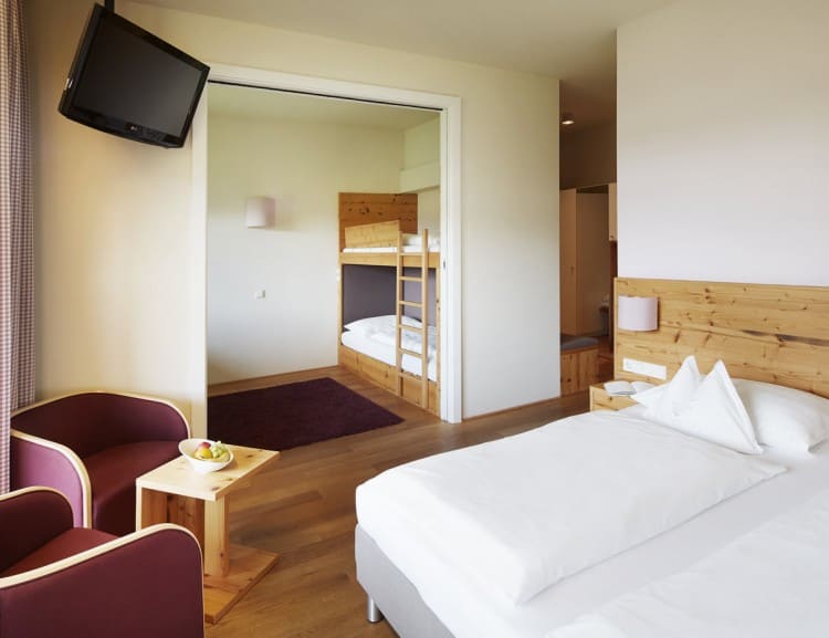 Blick ins Familienzimmer mit Doppelbett und Stockbett für die Kinder im Hintergrund