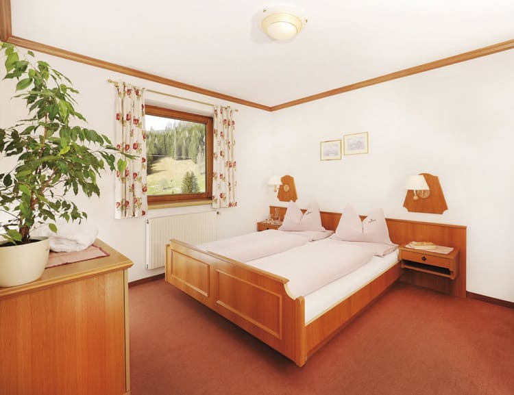 Schlafzimmer mit Doppelbett im Appartement © Klaus Bauer