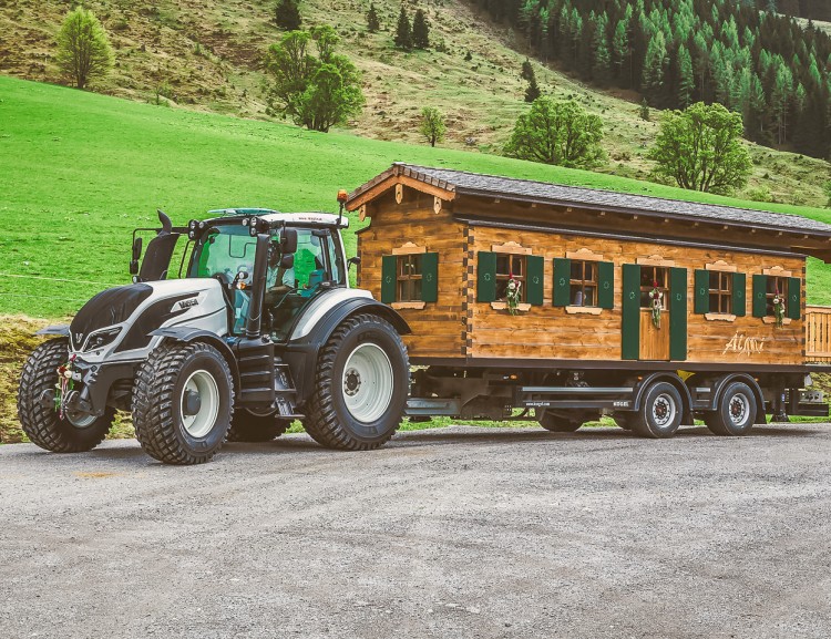 The alpine hut "Ålmi Shuttle" on wheels
