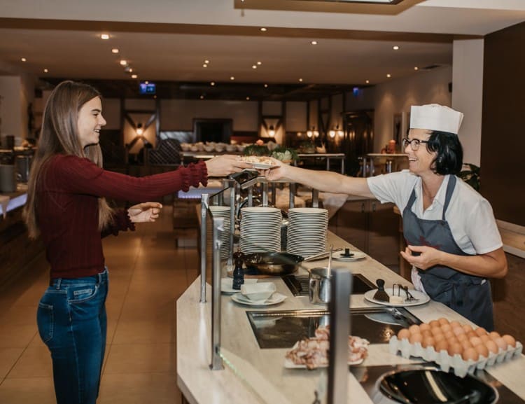 Andrea am Eierbuffet