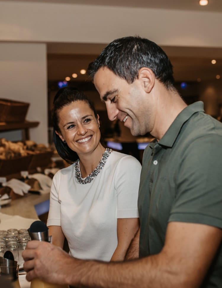 Paar am Frühstücksbuffet im Hotel Neubergerhof in Filzmoos