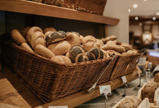 Frisches Brot, Semmel und Kornspitz vom Bäcker