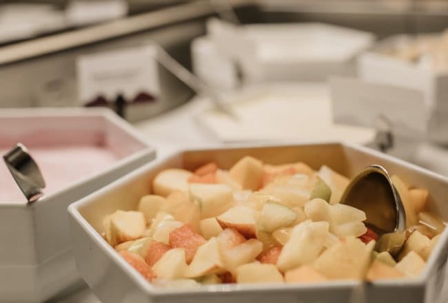 Joghurt und Obstsalat am Frühstücksbuffet