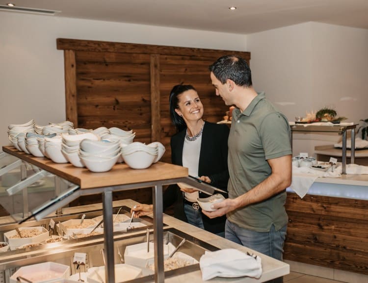 Am Frühstücksbuffet © Selina Flasch Photography