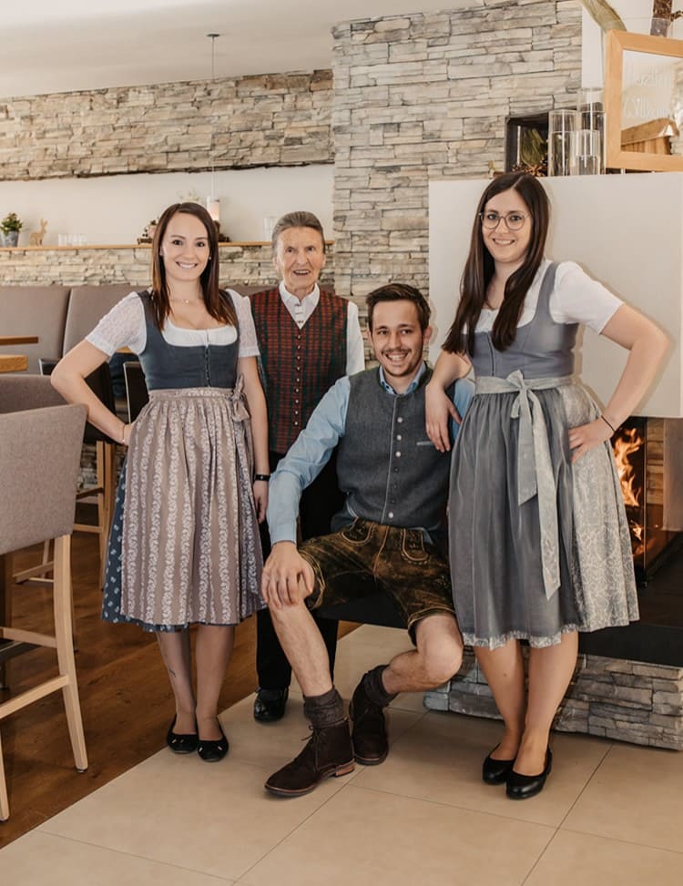 Oma Eva Reiter und ihre Enkel © Selina Flasch Photography