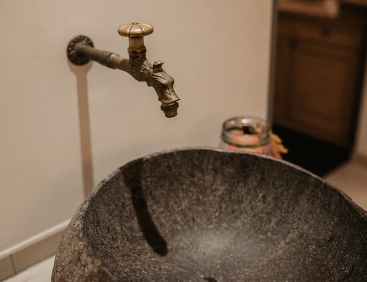  Fresh mountain spring water from all taps © Selina Flasch Photography