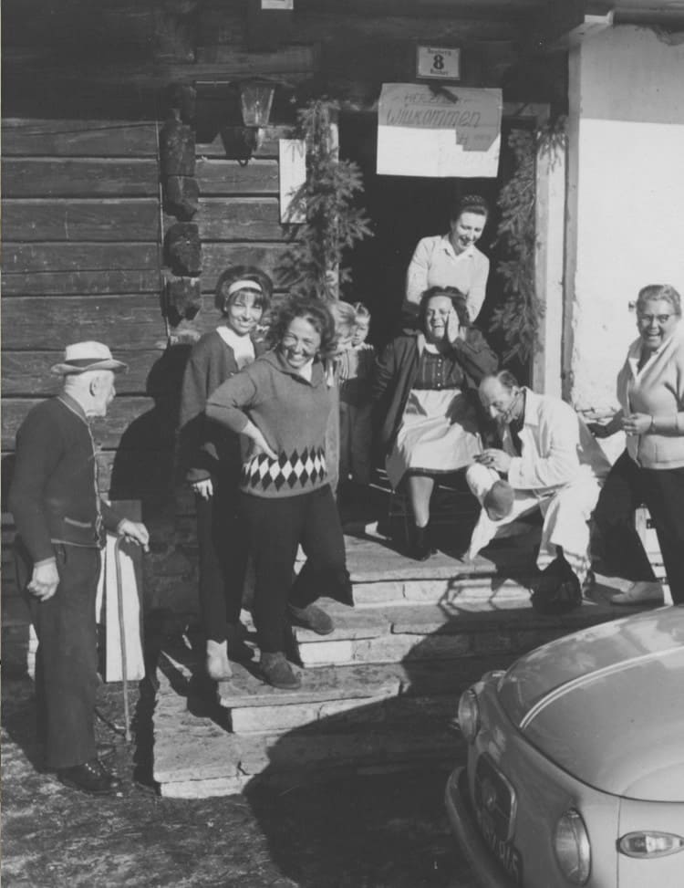 Eva Reiter empfängt die Gäste im damaligen Gasthof.