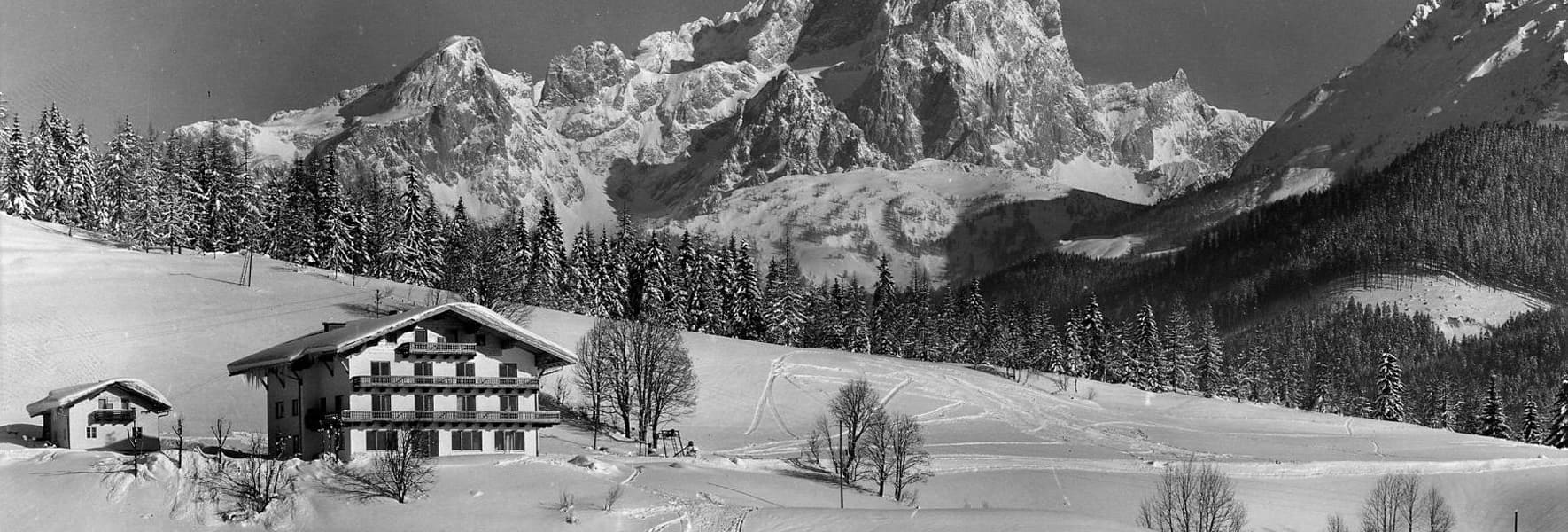 Das Gasthaus Neubergerhof mit Wohnhaus und Lift im Hintergrund
