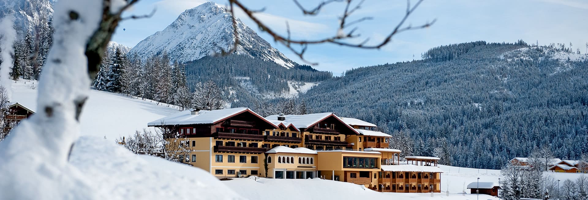 Hoel Neubergerhof in verschneiter Winterlandschaft