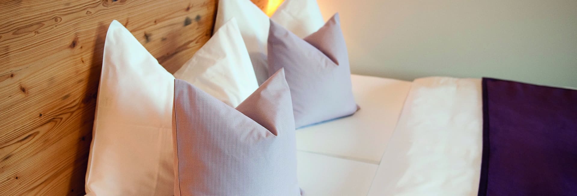  Pillows on the bed in the room at the Hotel Neubergerhof