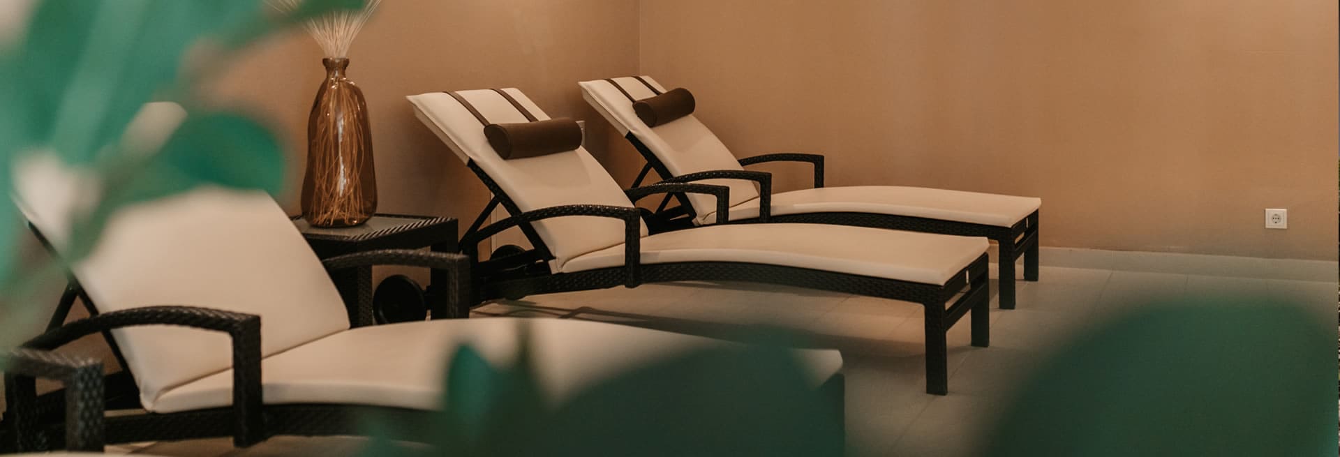 Gemütliche Liegen im Poolbereich