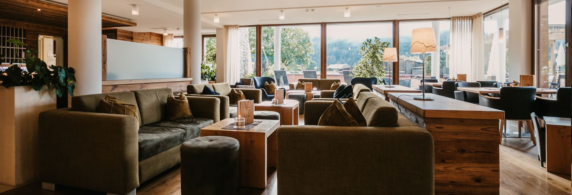  The lobby to sit comfortably together