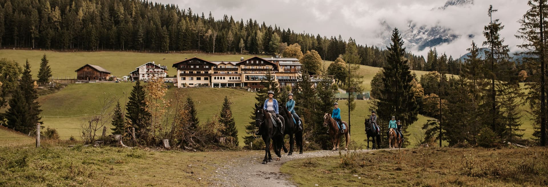 Reiturlaub mit der Familie im 4-Sterne Hotel Neubergerhof in Filzmoos