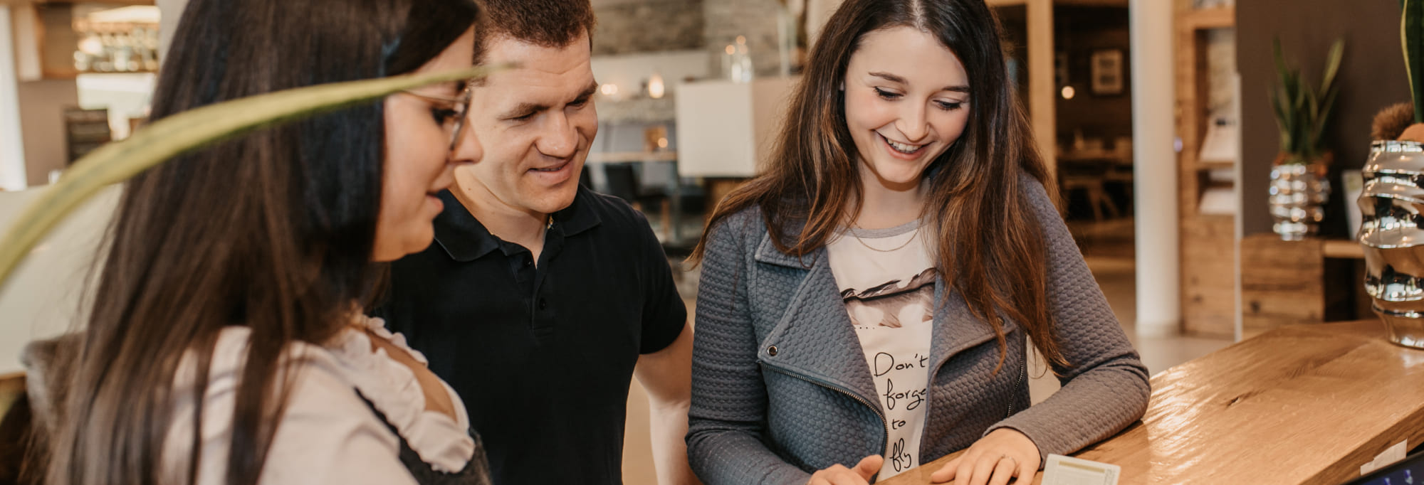 Gäste an der Rezeption beraten