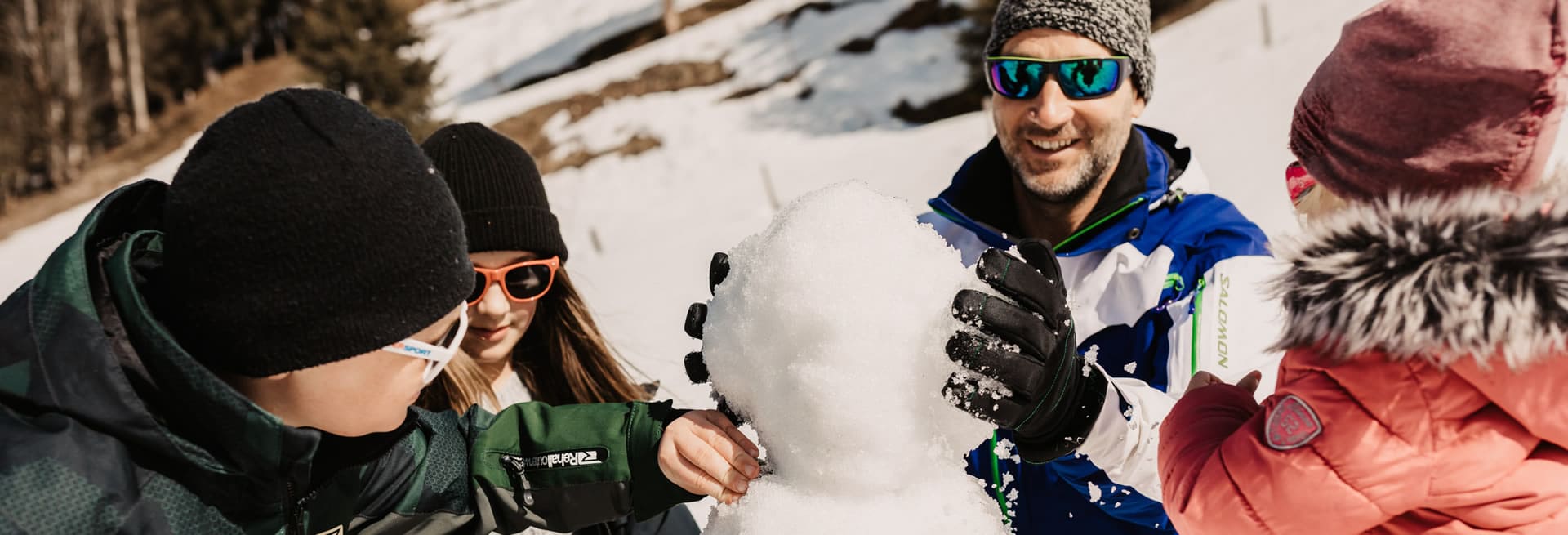 Schneemann bauen im Familienurlaub im Schnee in Filzmoos