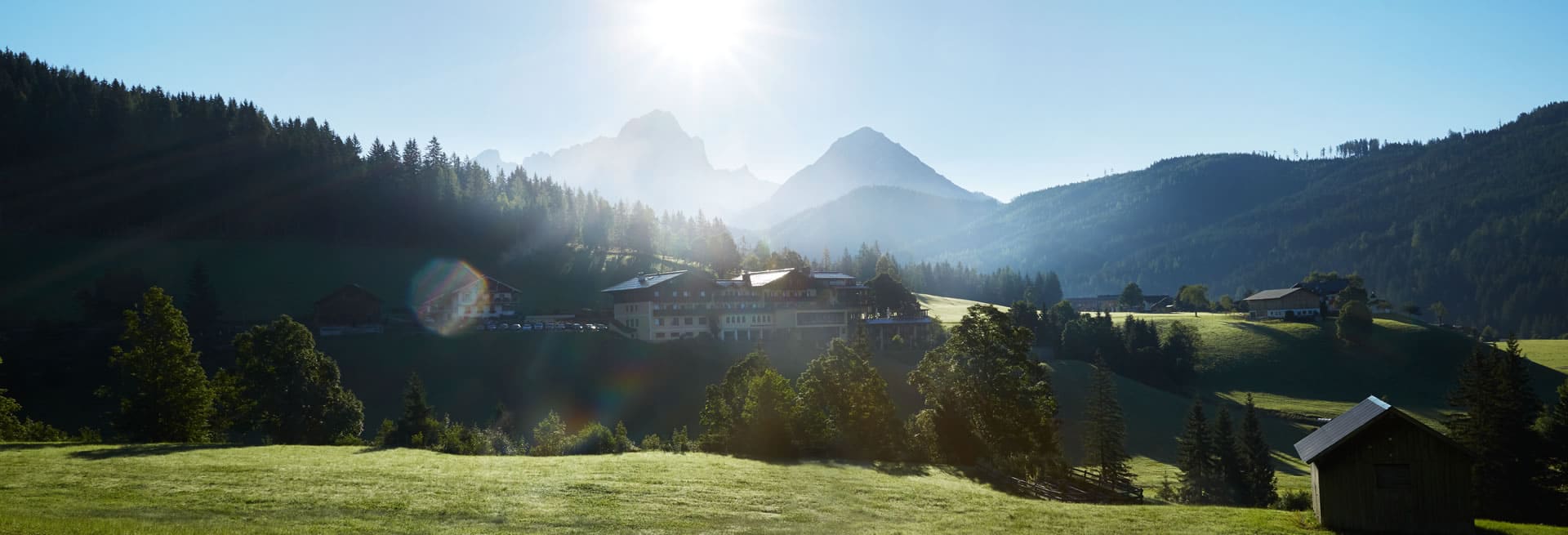 4-Sterne Hotel Neubergerhof im Sommer in Filzmoos, Salzburger Land