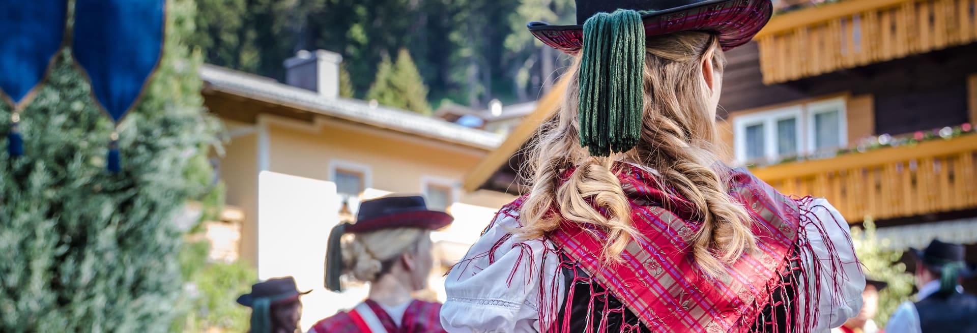 Traditional costume band