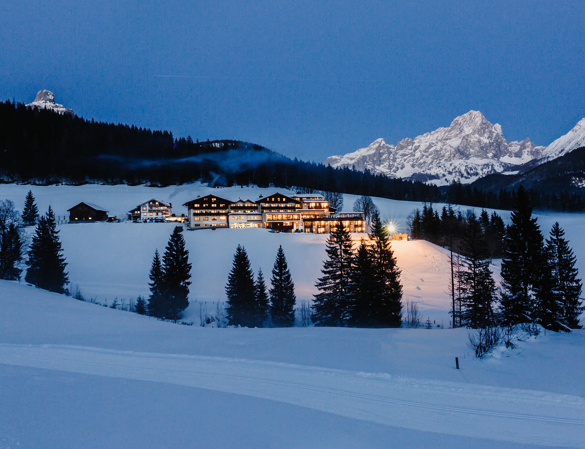 Blaue Stunde im 4-Sterne Hotel Neubergerhof in Filzmoos © Selina Flasch