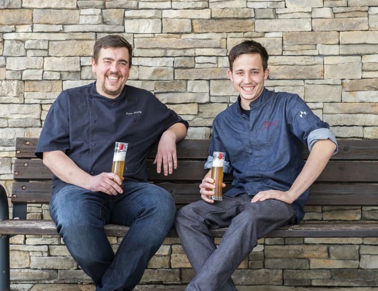 Lars Uhlig und Martin Reiter genießen ein frisch gezapftes Bier auf der Hausbank