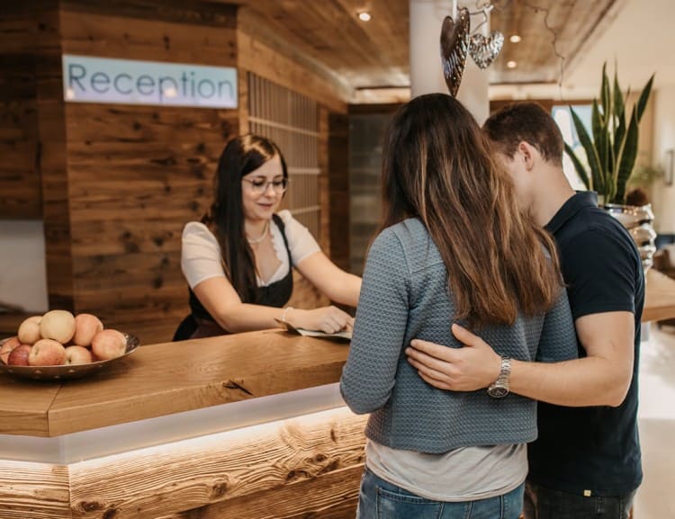 Paarurlaub im Neubergerhof - Paar informiert sich an der Rezeption