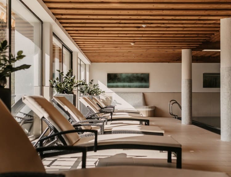 Relaxen im Schwimmbad mit Liegebereich