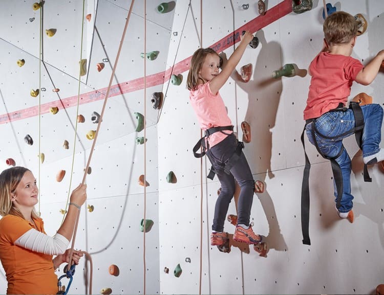 Klettern mit Kindern an der Kletterwand im Kinderbereich
