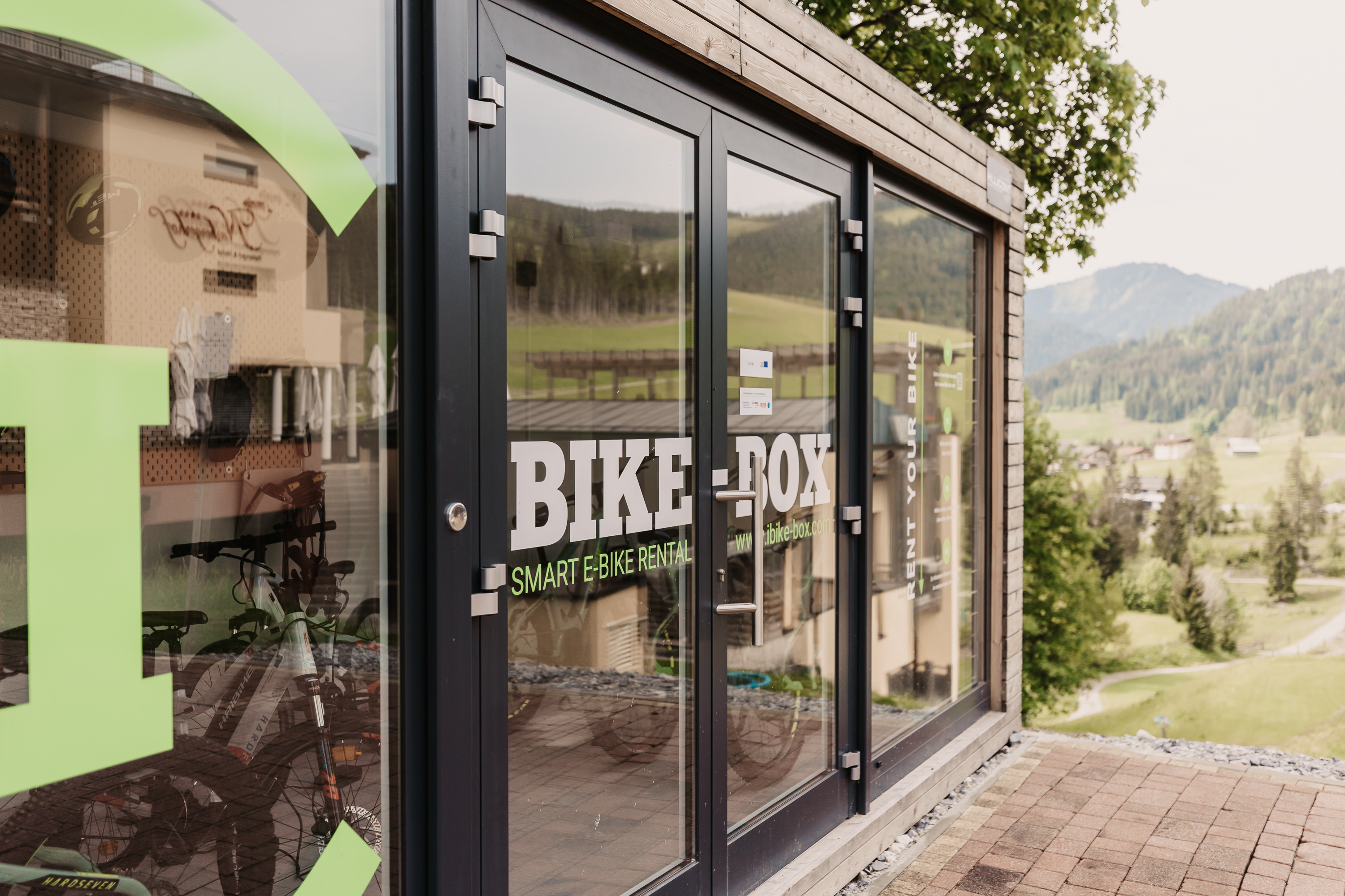 Die E-Bike Box vorm Neubergerhof © Selina Flash