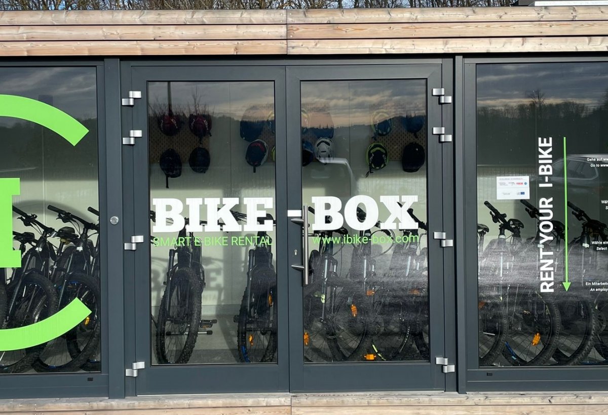 The e-bike box infront of the Neubergerhof © iBike-BOX