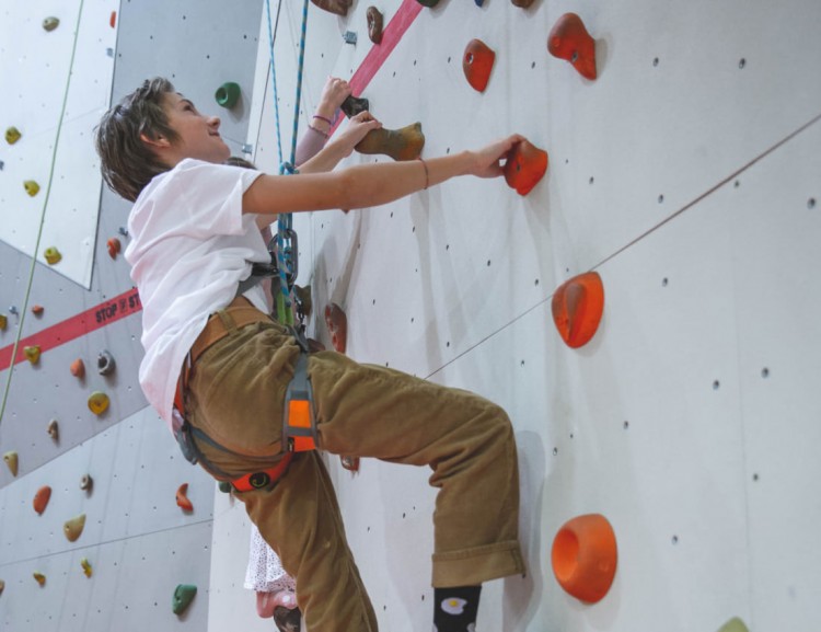 Klettern an der Indoor-Kletterwand