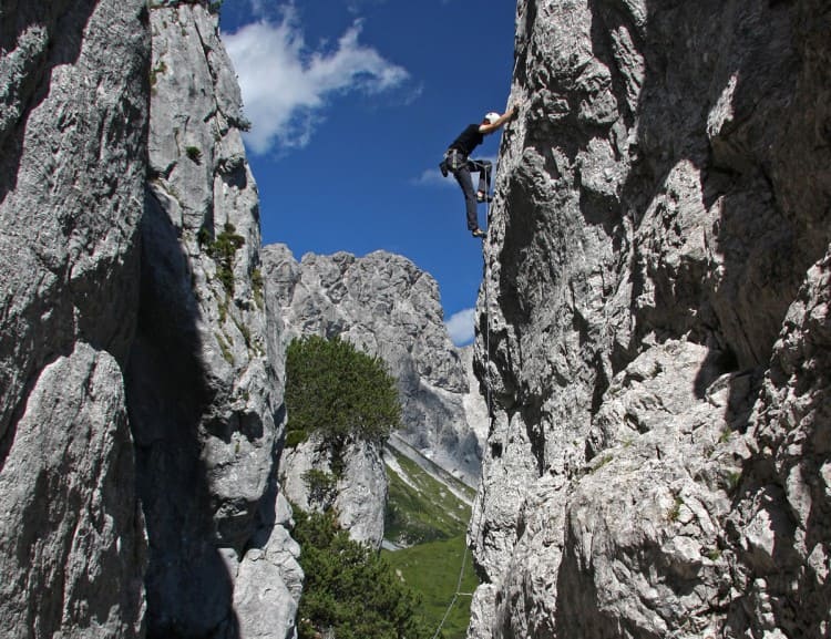 Klettern am Felsen im Klettergarten Hofpürglhütte © Tourismusinformation Filzmoos