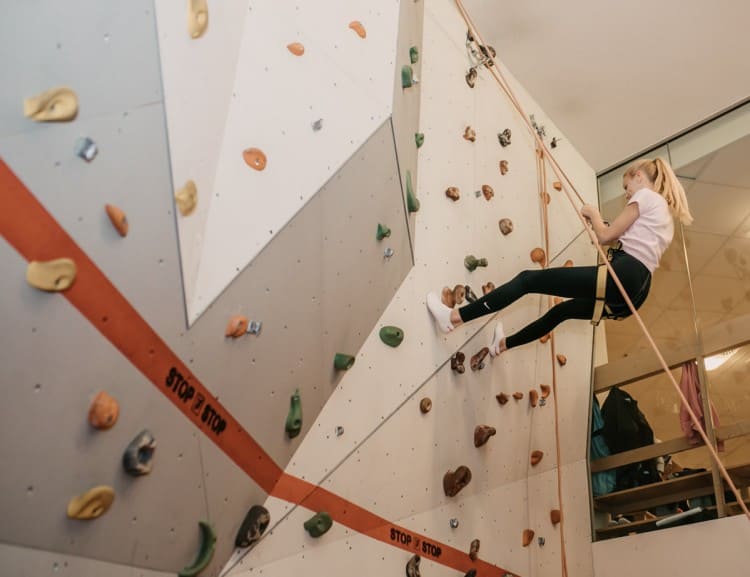 Klettern auf der Indoor-Kletterwand im Hotel Neubergerhof  © Selina Flasch Photography