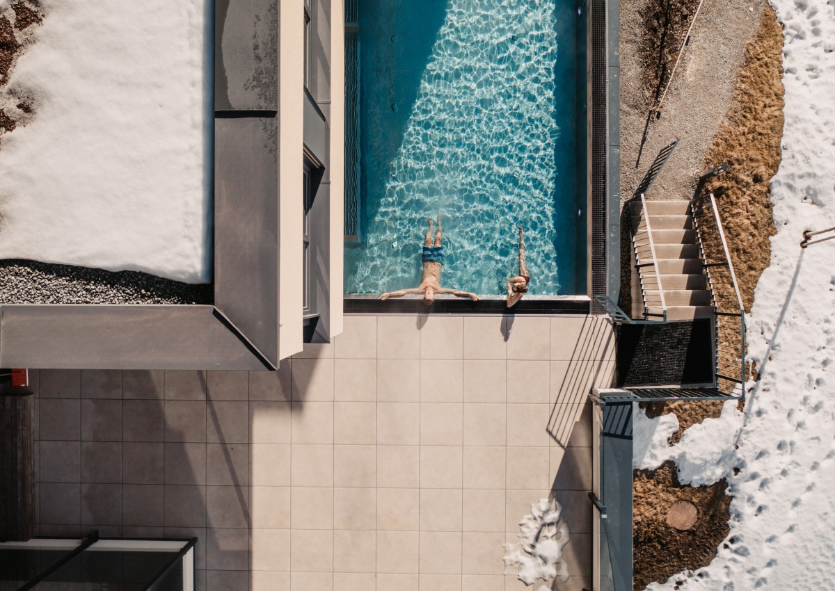 Entspannen im Pool &ndash; G&auml;ste genie&szlig;en die Zeit im Neubergerhof Filzmoos