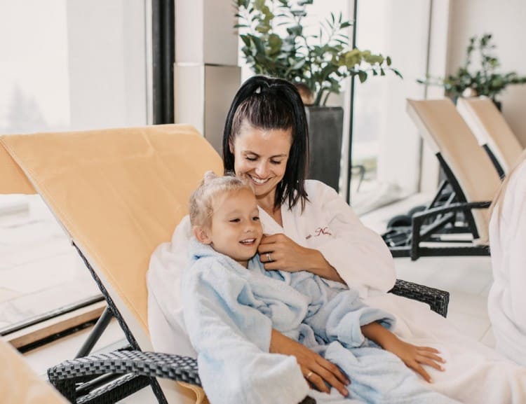  Mother and daughter in the hotel swimming pool © Selina Flasch Photography