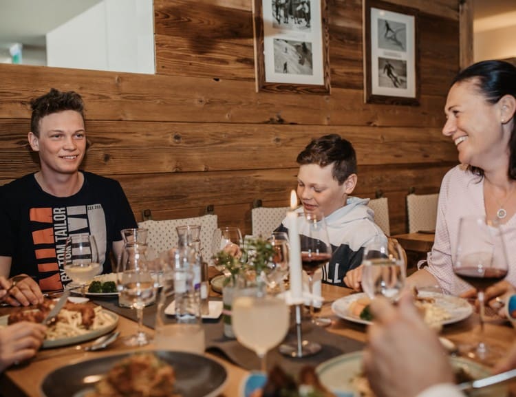 Lars Uhlig und Martin Reiter genießen ein frisch gezapftes Bier auf der Hausbank © G.A.-Service
