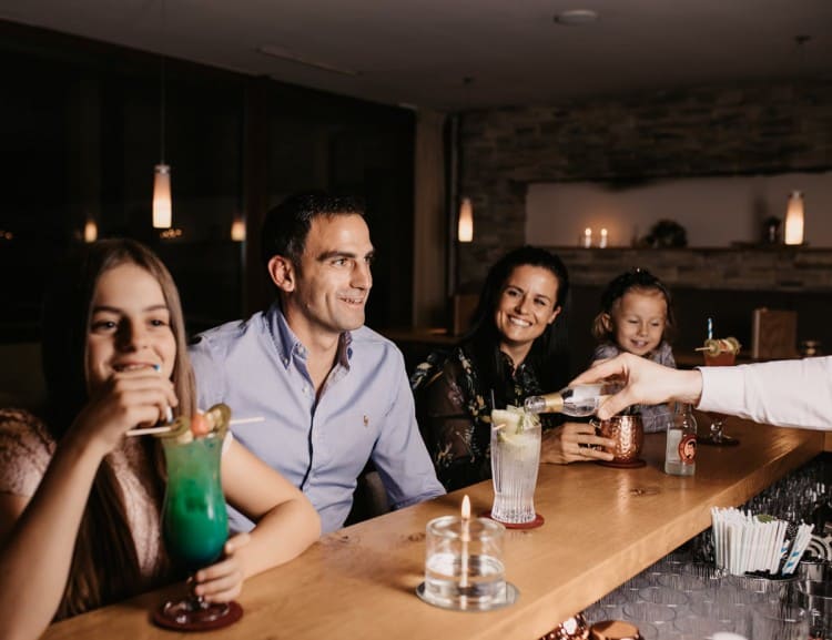 Gemütlicher Abend an der Bar © Selina Flasch Photography