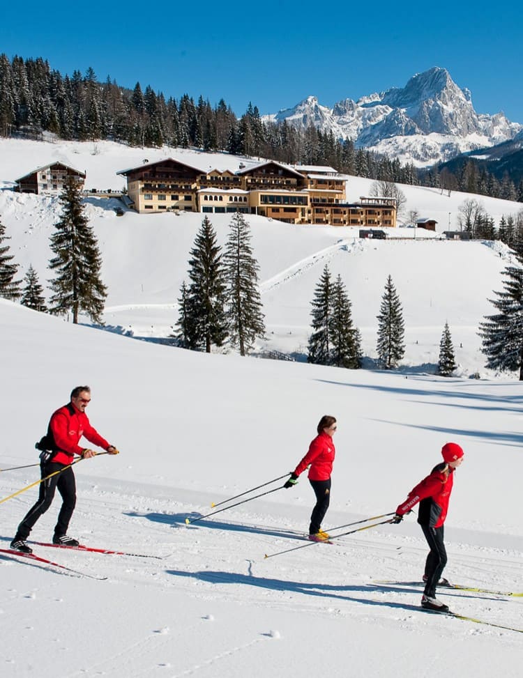 Die Langlaufloipe verläuft direkt am Hotel Neubergerhof.  © Gerhard Wolkersdorfer