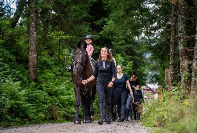 Angelika Reiter kümmert sich persönlich um die Reiter und Reiterinnen